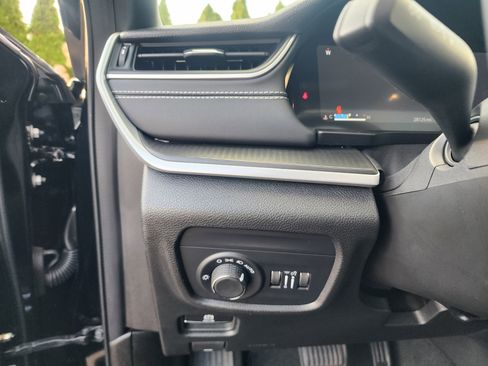 Used 2025 Jeep Grand Cherokee Laredo X image 27