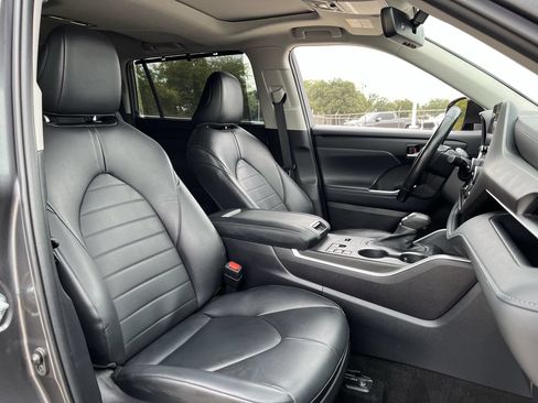 Used 2023 Toyota Highlander XLE FWD image 25