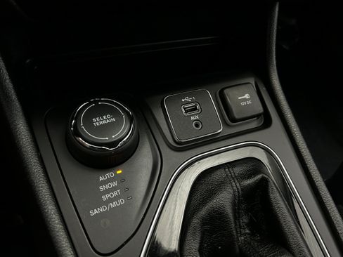 Used 2019 Jeep Cherokee Limited AWD/4WD image 13