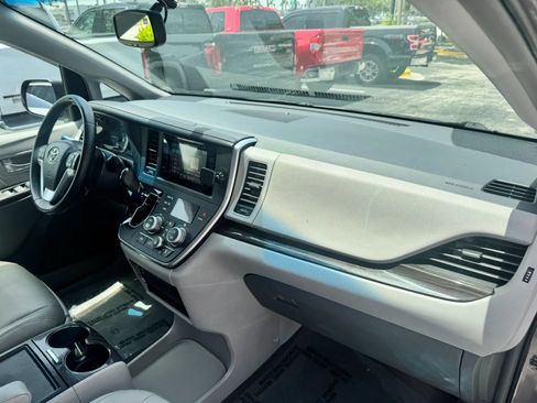 Used 2015 Toyota Sienna XLE w/ XLE Navigation Package FWD image 20