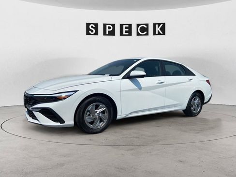 Certified 2025 Hyundai Elantra SE FWD image 1