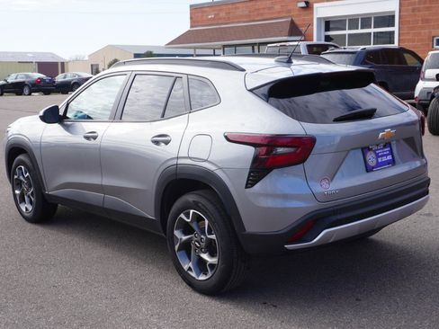 Used 2025 Chevrolet Trax LT w/ LT Convenience Package image 3