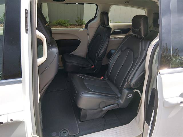Certified 2024 Chrysler Pacifica Touring-L FWD image 11