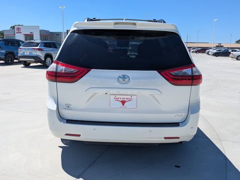 Used 2020 Toyota Sienna XLE w/ XLE Navigation Package FWD image 4