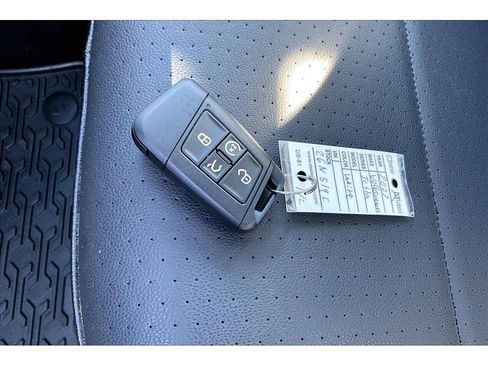 Used 2023 Volkswagen Jetta SE image 33