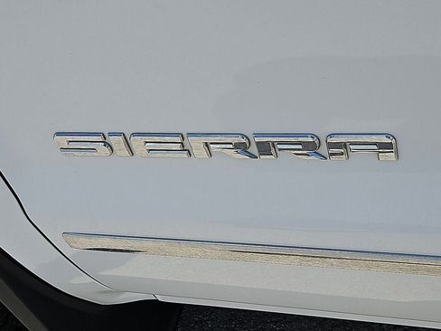 Used 2017 GMC Sierra 1500 SLT w/ SLT Preferred Package AWD/4WD image 15