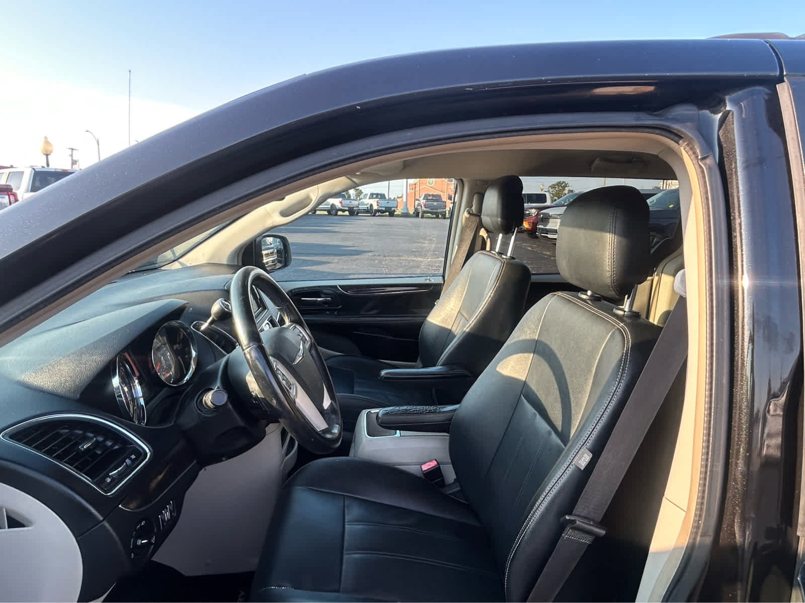 Used 2016 Chrysler Town & Country Touring FWD image 17
