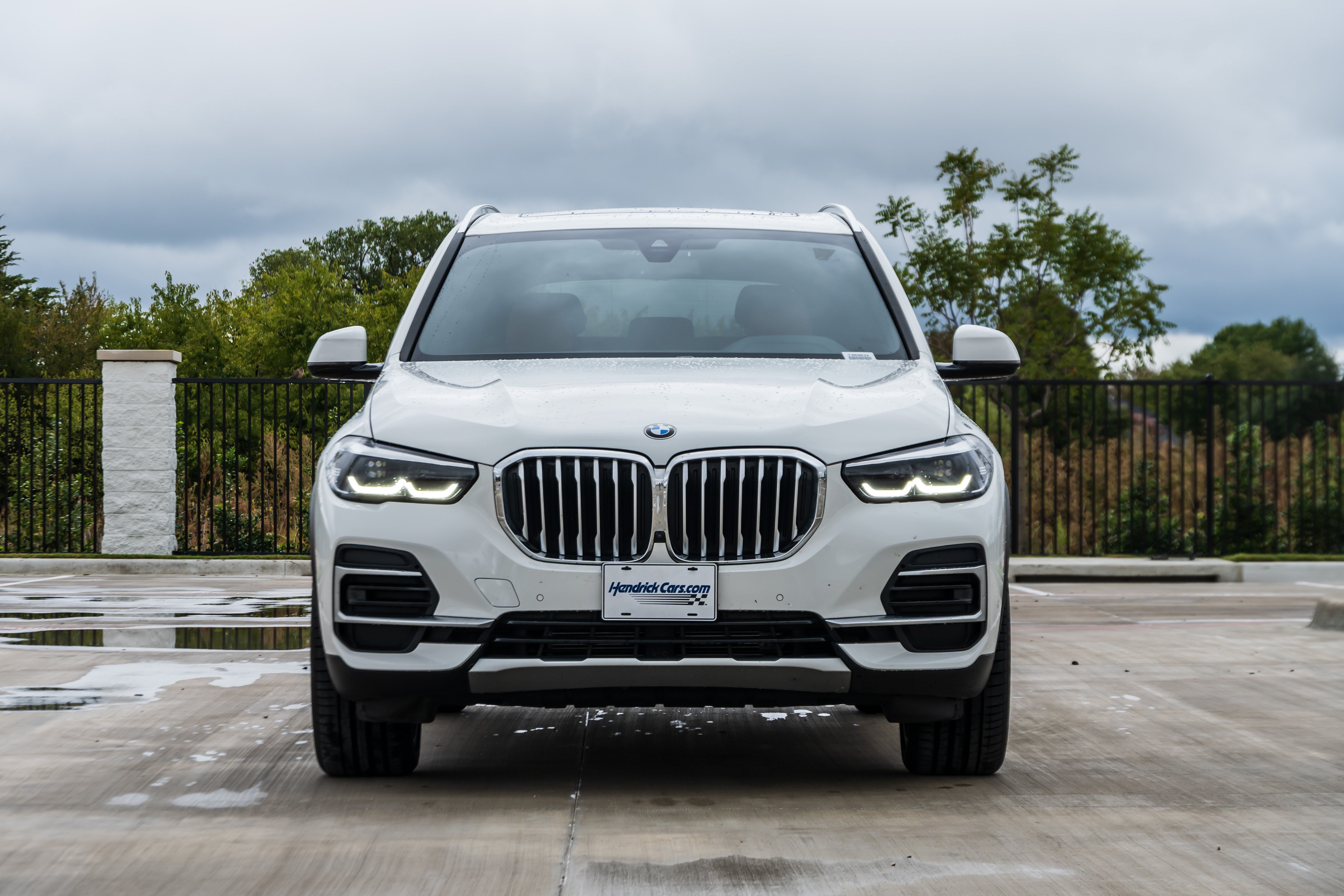 Used 2023 BMW X5 xDrive40i w/ Parking Assistance Package AWD/4WD image 3