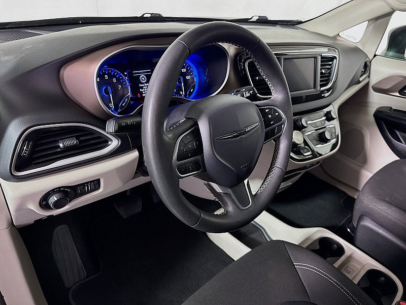 Used 2023 Chrysler Voyager LX FWD image 9