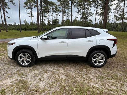 Used 2024 Chevrolet Trax LS w/ LS Convenience Package FWD image 2