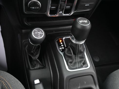 Used 2025 Jeep Wrangler Unlimited Sahara w/ Safety Group AWD/4WD image 26