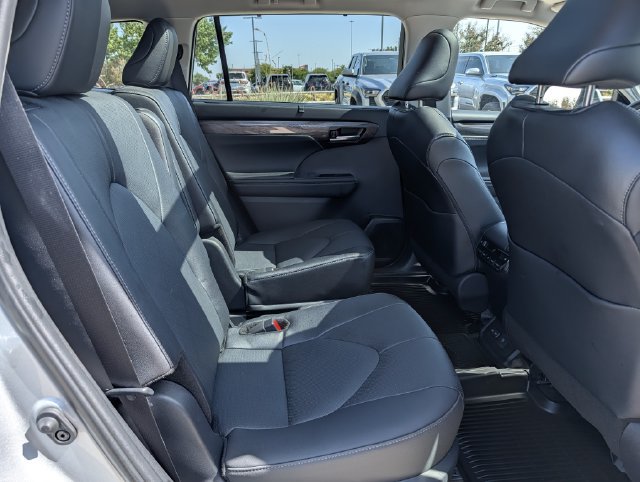 Used 2025 Toyota Highlander Platinum AWD/4WD image 30