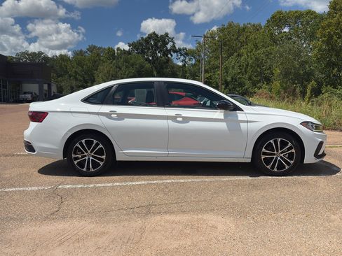 Used 2025 Volkswagen Jetta Sport FWD image 3