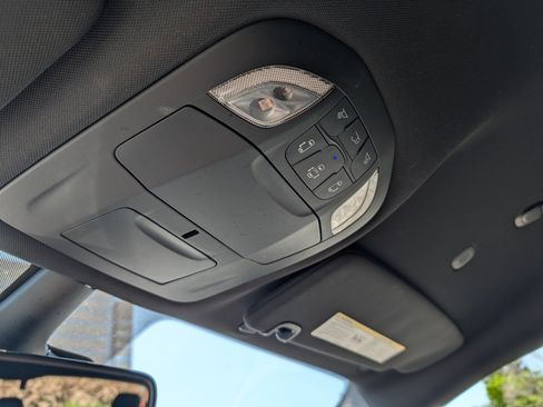 Used 2025 Chrysler Pacifica Select FWD image 32