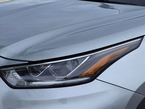 Used 2021 Toyota Highlander Limited FWD image 17