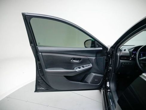 Used 2023 Nissan Sentra SR w/ SR Premium Package FWD image 11
