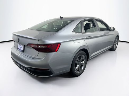 Used 2023 Volkswagen Jetta SE image 5