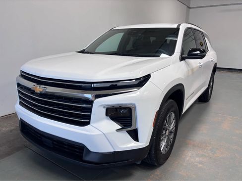 Used 2026 Chevrolet Traverse LT w/ Driver Confidence Package AWD/4WD image 1