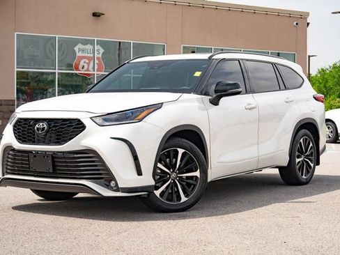 Used 2021 Toyota Highlander XSE FWD image 2