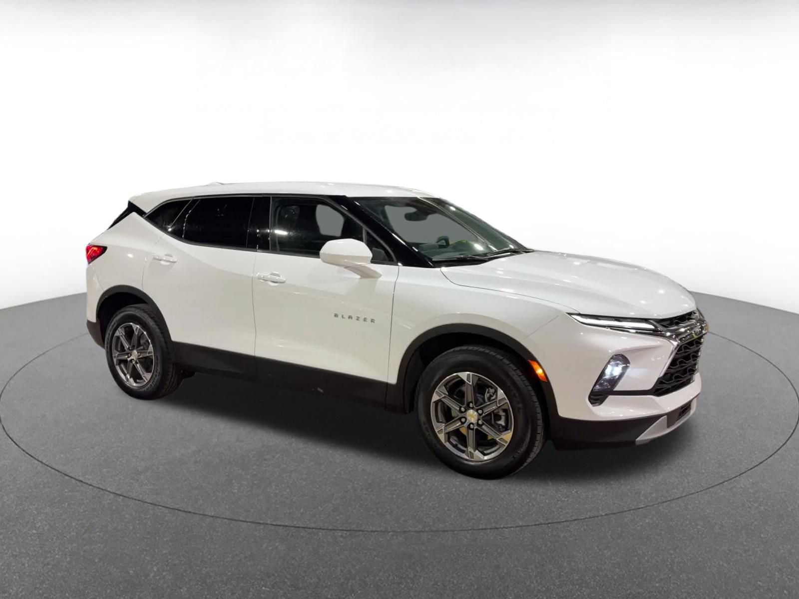 Used 2026 Chevrolet Blazer LT AWD/4WD image 2