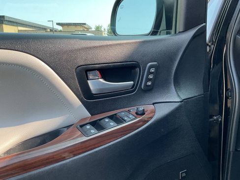 Used 2016 Toyota Sienna Limited w/ Protection Package FWD image 32