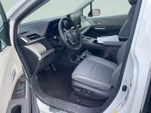 Used 2023 Toyota Sienna XLE image 19