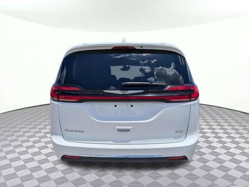 Used 2022 Chrysler Pacifica Touring-L AWD/4WD image 4