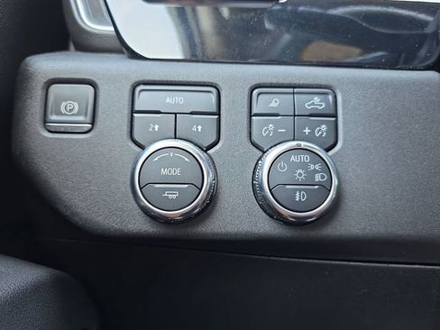 Used 2025 GMC Sierra 1500 SLT AWD/4WD image 24
