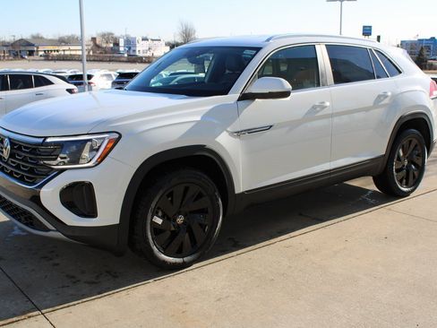 Certified 2025 Volkswagen Atlas Cross Sport SE image 3