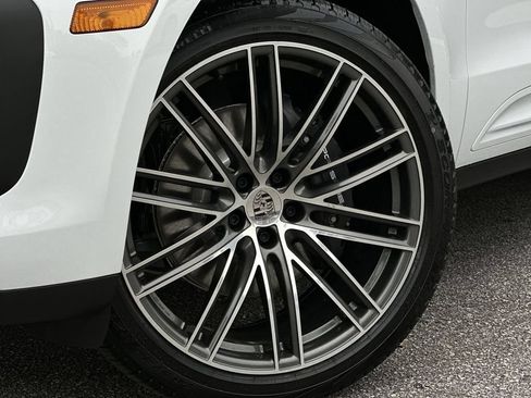 Certified 2026 Porsche Macan AWD/4WD image 6