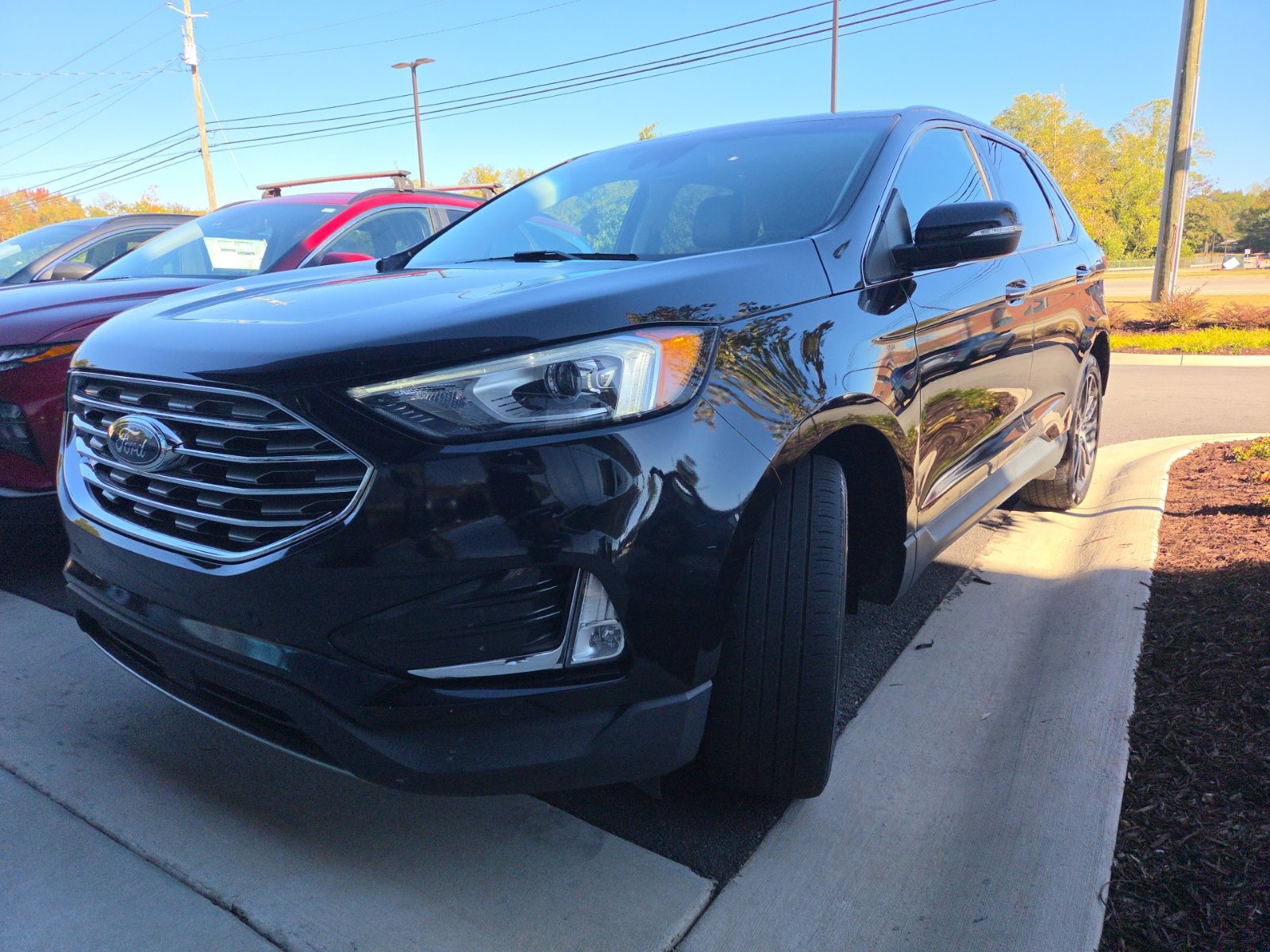 Used 2021 Ford Edge Titanium FWD image 3