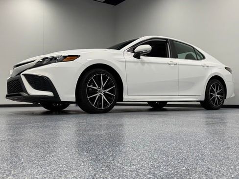 Used 2023 Toyota Camry SE FWD image 5