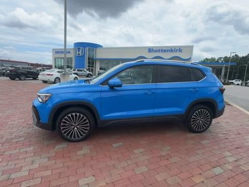 Used 2025 Volkswagen Taos SE FWD image 7