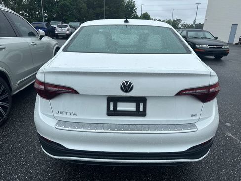 Used 2023 Volkswagen Jetta SE FWD image 3