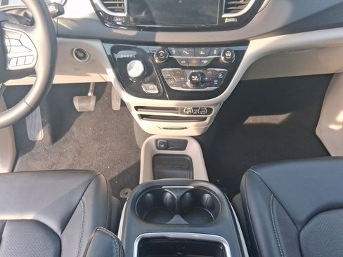 Used 2024 Chrysler Pacifica Touring-L image 11