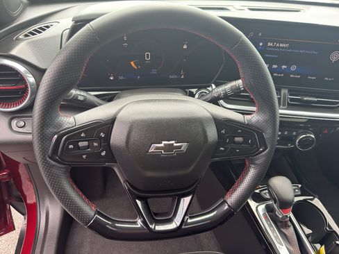 Certified 2025 Chevrolet Trax RS w/ Sunroof Package FWD image 16