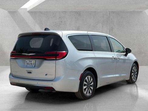 Used 2023 Chrysler Pacifica Touring-L FWD image 5