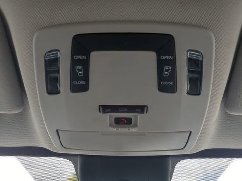 Used 2025 Toyota Sienna LE FWD image 24