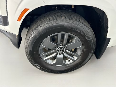 Used 2025 Nissan Frontier SV AWD/4WD image 11