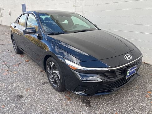 Used 2025 Hyundai Elantra SEL image 4