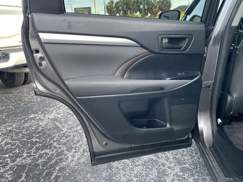 Used 2016 Toyota Highlander LE FWD image 40