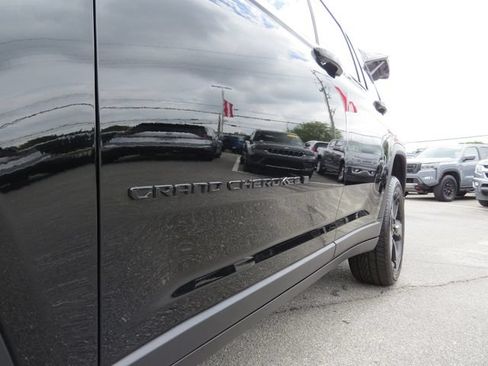 Certified 2023 Jeep Grand Cherokee Limited w/ Black Appearance Package AWD/4WD image 11