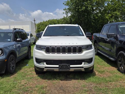 Used 2024 Jeep Wagoneer Series II w/ Flexible Seating Group RWD image 2