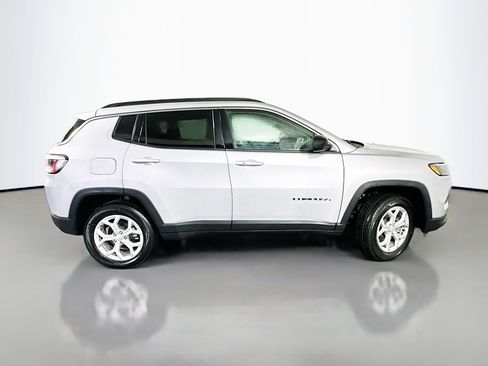 Used 2024 Jeep Compass Latitude image 8