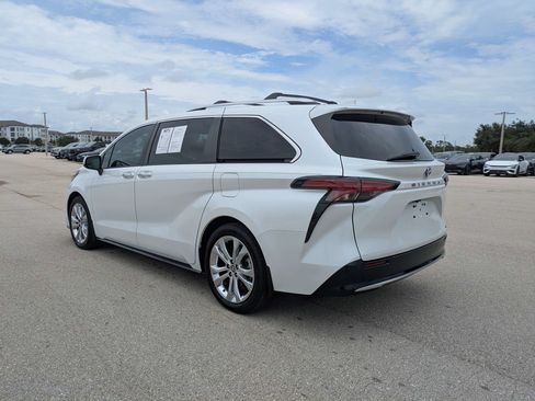 Used 2024 Toyota Sienna Platinum FWD image 7