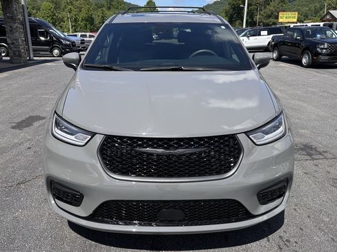 Used 2023 Chrysler Pacifica Touring-L w/ S Appearance Package AWD/4WD image 3
