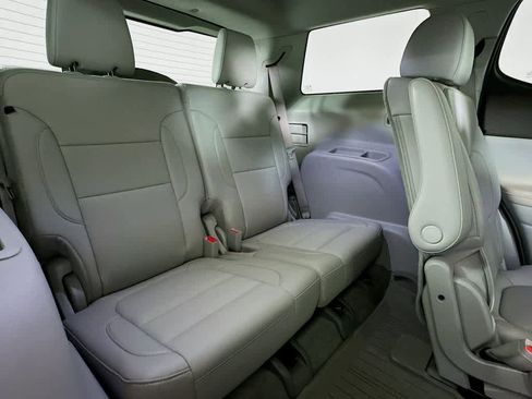 Used 2023 GMC Acadia SLT w/ Preferred Package image 31