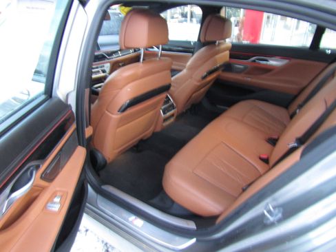 Used 2021 BMW 750i xDrive w/ Executive Package image 10