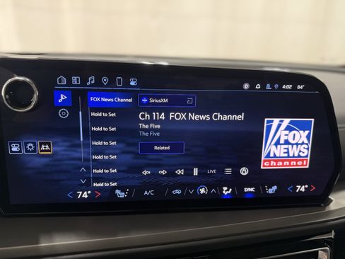 Used 2024 Chevrolet Traverse LT w/ Trailering Package image 18