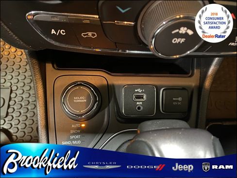 Used 2019 Jeep Cherokee Latitude Plus w/ Cold Weather Group AWD/4WD image 26